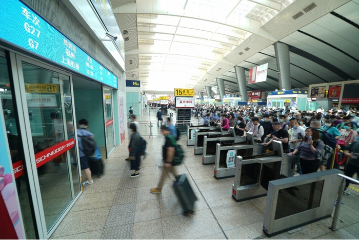 北京南站组织旅客乘车（中国铁路北京局集团有限公司供图）