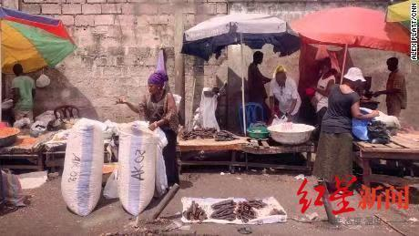 　　↑埃博拉病毒的起源至今是谜。但科学家们认为，埃博拉最早是在宰杀野生动物的时候感染人类的。图为刚果民主共和国金沙萨港口的野味市场。图据CNN