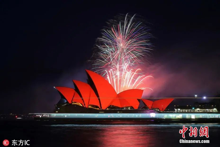 资料图：当地时间2019年2月4日，澳大利亚悉尼，悉尼歌剧院燃放烟花，点亮中国红，庆祝农历新年。图片来源：东方IC 版权作品 请勿转载