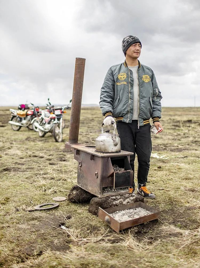 ▲牧民索朗多吉，23岁，负责后勤保障。