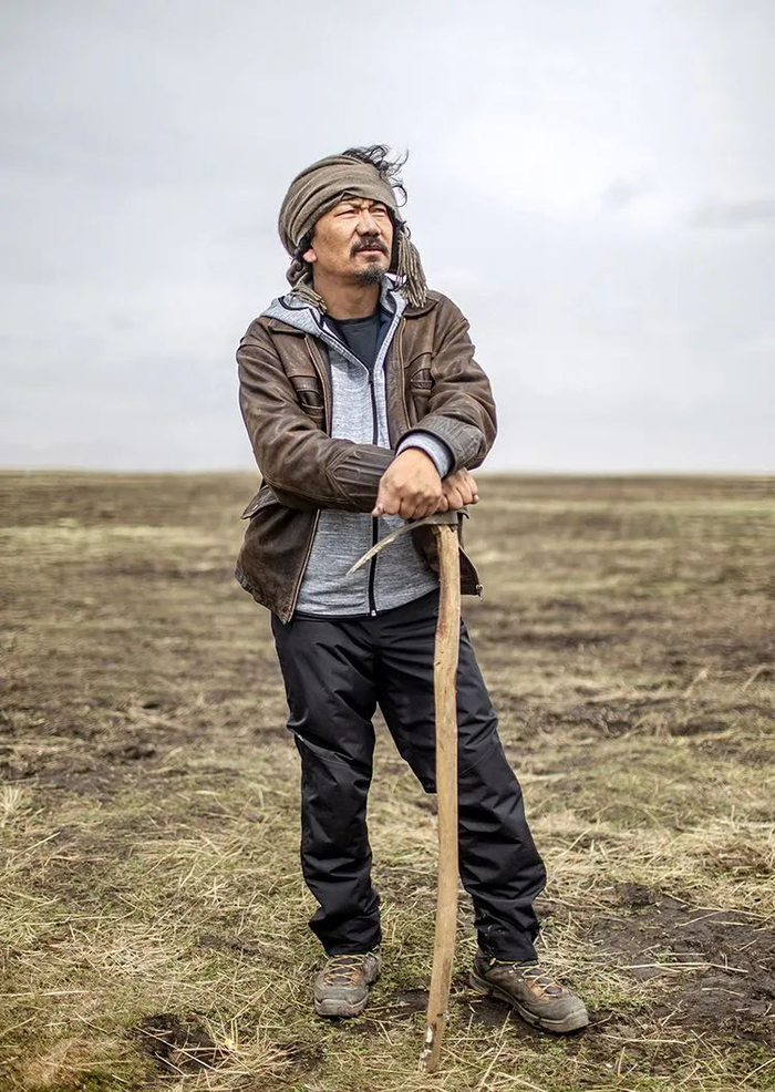 ▲牧民扎琼巴让，47岁，“复绿黑土滩”项目总执行。