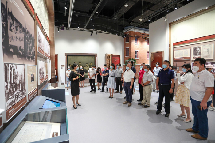 （改扩建后的中共三大会址纪念馆内观众正在观看展览，图片来源：中共三大会址纪念馆）