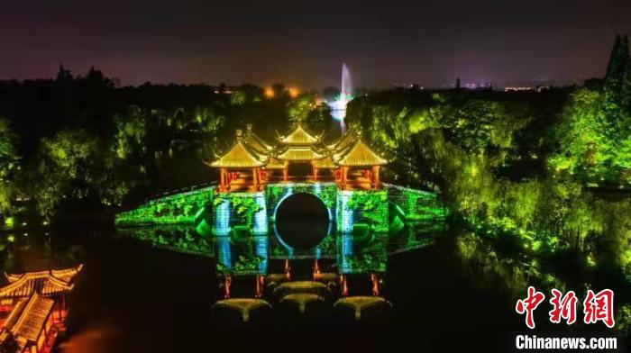 再现唐代诗人徐凝笔下的“天下三分明月夜，二分无赖是扬州”的盛景。　刘江瑞 摄