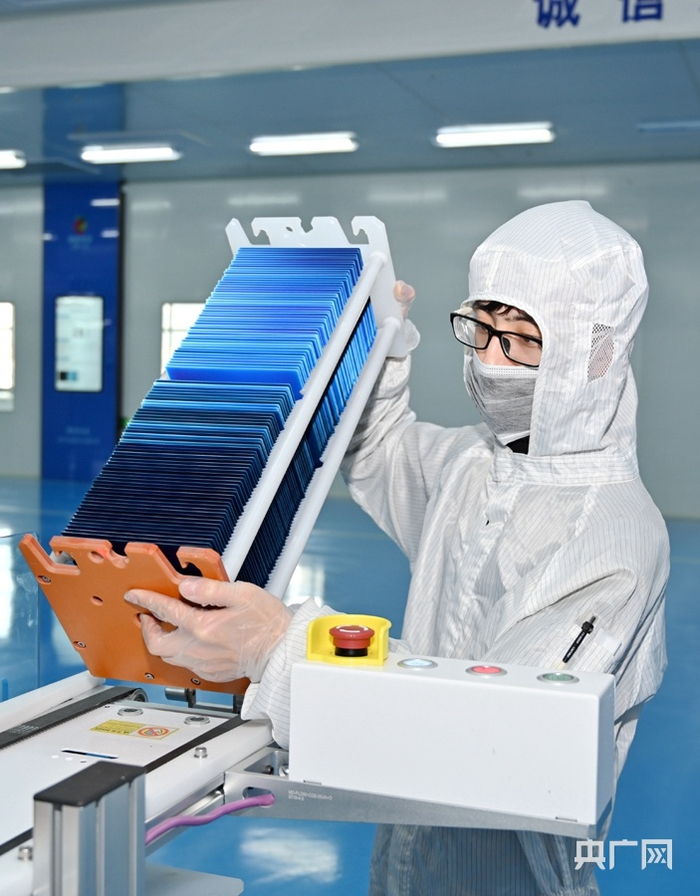 京藏高速旁的西宁东川工业园黄河公司高效IBC电池生产线（央广网发 李龙 摄）