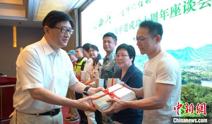 图为杭州市西湖学研究会会长张建庭赠书。　杭州西湖西溪景区供图