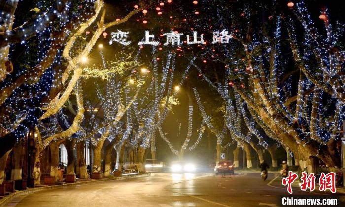 图为杭州南山路。　周兔英 摄