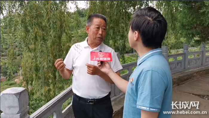 前南峪村党委书记郭天林接受记者采访。