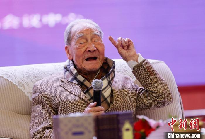 资料图：百岁翻译家许渊冲。 杜洋 摄