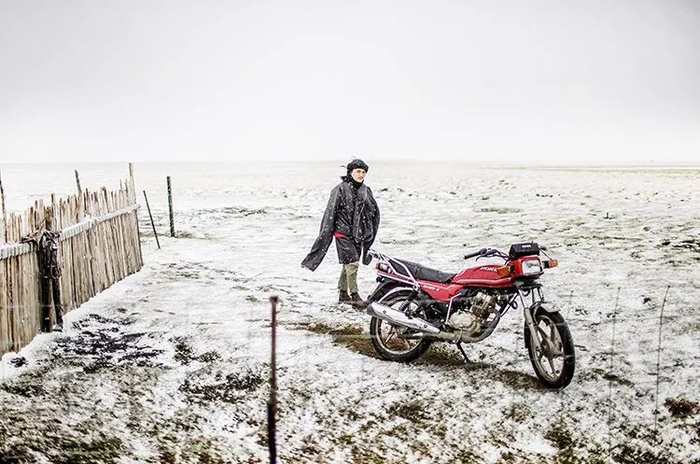 ▲4月25日，25岁的拉布吉骑着摩托去看朋友，一场暴雪突降，草场上顿时一片白色，刚播种的草种已经被雪花覆盖。