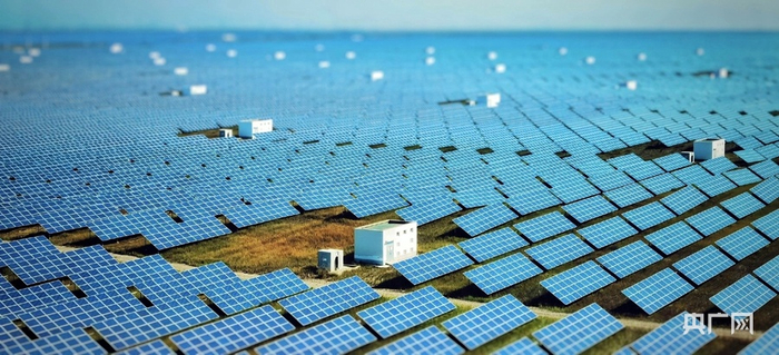 青海塔拉滩光伏产业园“蓝色海洋”（央广网发 樊永涛 摄）