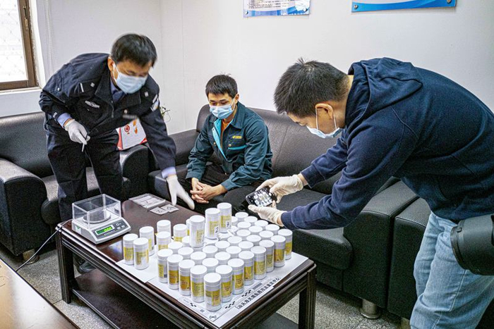 汕头海关缉私警察在邮政人员的见证下进行调查取证。图片由汕头海关提供