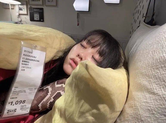 邹雅琦在宜家里休息。图片：受访者提供