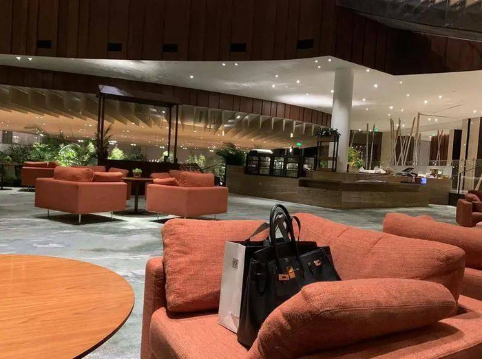 邹雅琦睡过的一家酒店大堂。图片：受访者提供