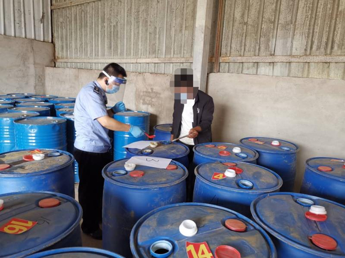 昆明海关查获的易制毒化学品甲苯。图片由昆明海关提供
