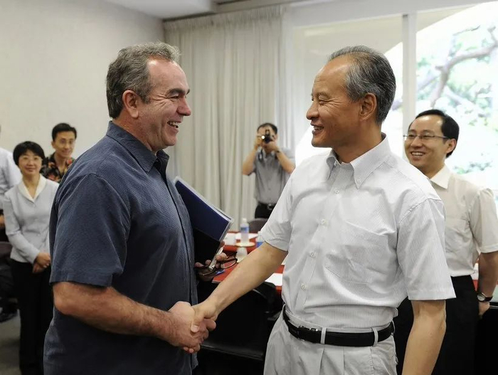 　　·2011年启动的中美亚太事务磋商，就是由时任外交部副部长的崔天凯与时任美国助理国务卿的坎贝尔共同推动建立的。图为首次中美亚太事务磋商期间，崔天凯与坎贝尔见面。