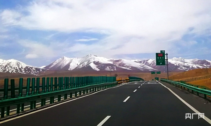 穿越青海的京藏高速公路（央广网记者 张雷 摄）