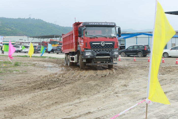 东风天龙KC工程车实况越野性能挑战赛实操比赛现场 吴剑雄/摄