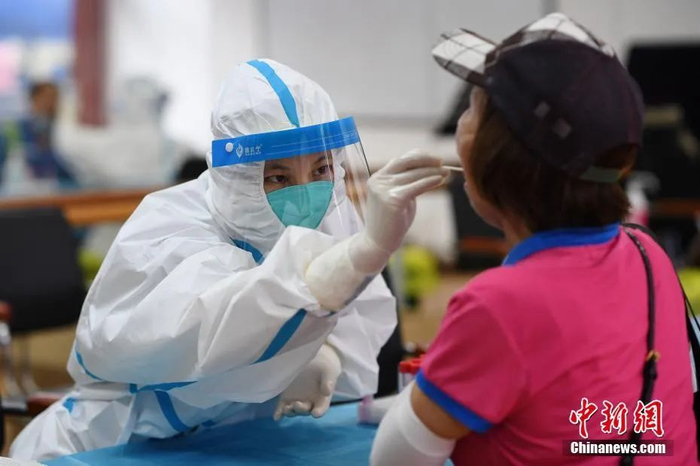 资料图：医护人员为市民做核酸检测。中新社记者 陈楚红 摄