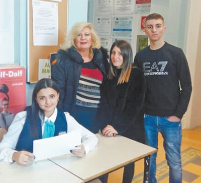 　　意大利蒂托·阿塞博职业学校学生进行接待服务实习。