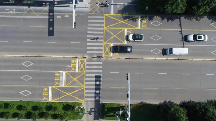 △ 市区洪泽湖路便民方舟附近一处斑马线