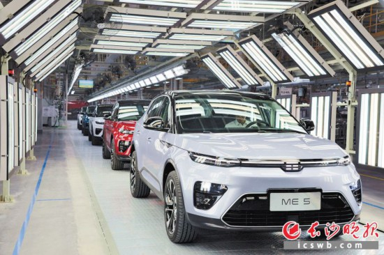 在天际汽车长沙智匠工厂，整装待发的车辆令人眼前一亮。朱莉 摄