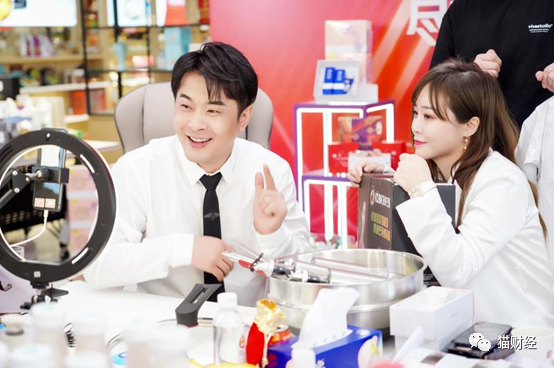 图注：网红主播中的典型代表辛有志（网名辛巴）正在直播