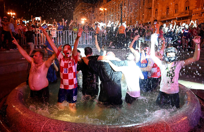 欢庆的克罗地亚球迷跳入喷泉。