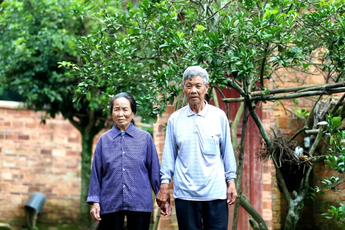 黄大春继子黄英明夫妇。　　 陈鹏摄