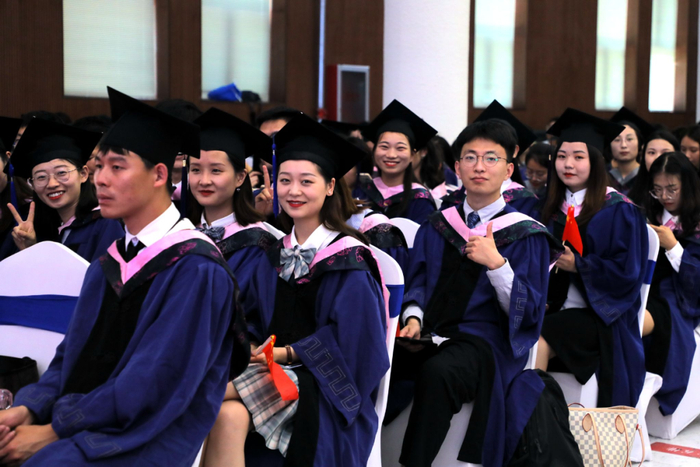 △  同学们在活动现场