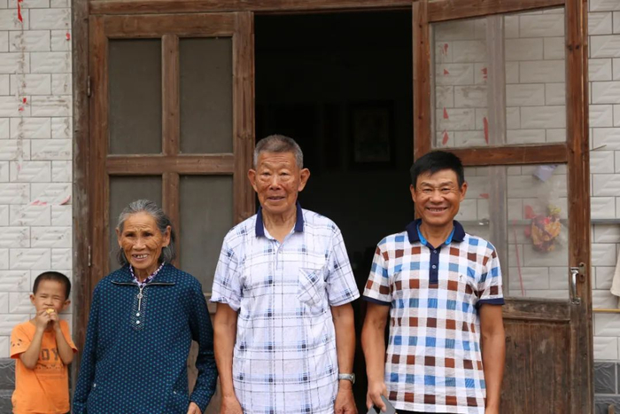 陈北平的儿子陈显来（中）和家人。本报记者张典标摄