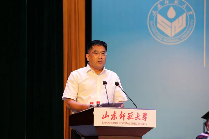 △ 校友代表郝京诚教授在毕业典礼暨学位授予仪式上发言