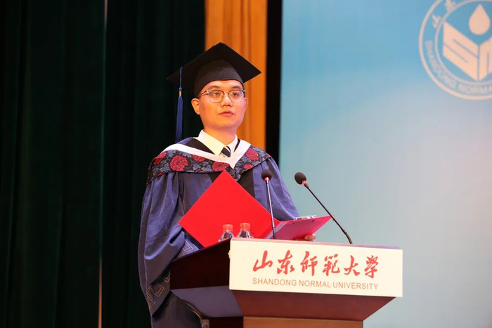 △ 丁杨同学在研究生毕业典礼暨学位授予仪式上发言