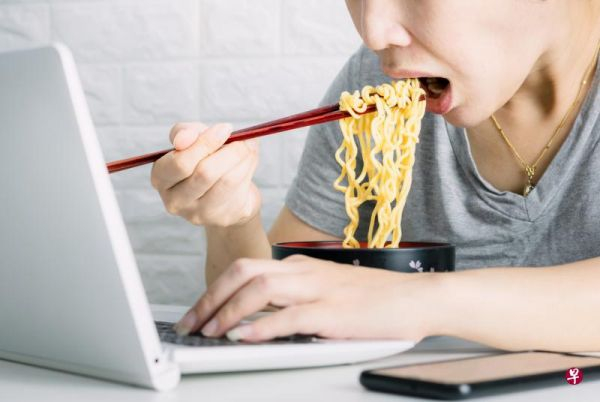 居家工作和学习期间，即食食品与高热量的快餐吃得过多，会引发高血压。