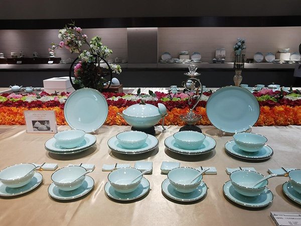 上合青岛峰会元首用瓷。澎湃新闻记者 张家然 摄