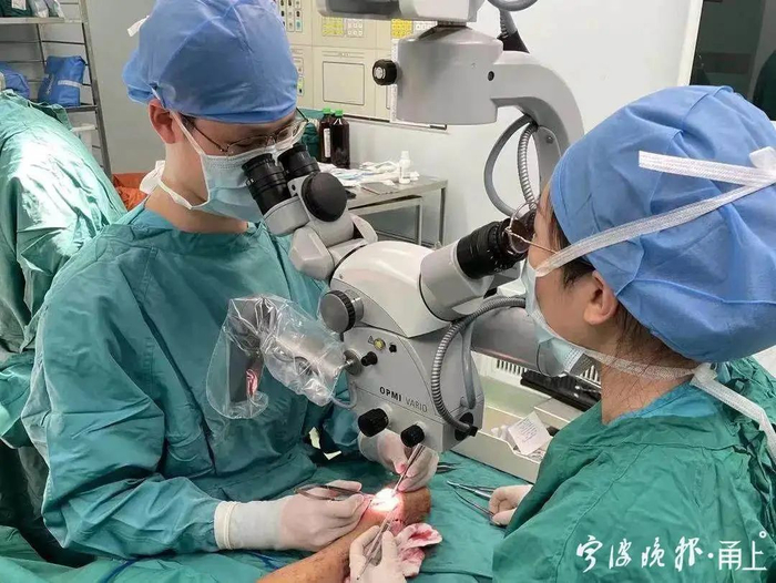 图为董栋医生正在进行手术