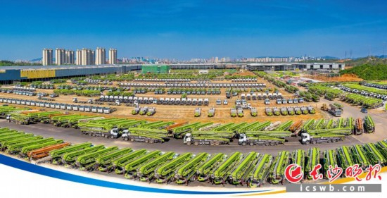 在中联智慧产业城，中联重科最新研发的设备一字排开，气势磅礴。蔡石娇 摄