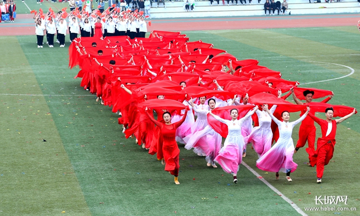 廊坊师范学院版《岁月征程》MV拍摄现场。廊坊师范学院/供图