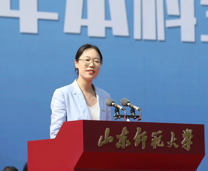 △ 杨梦凡同学在本科生毕业典礼暨学位授予仪式上发言