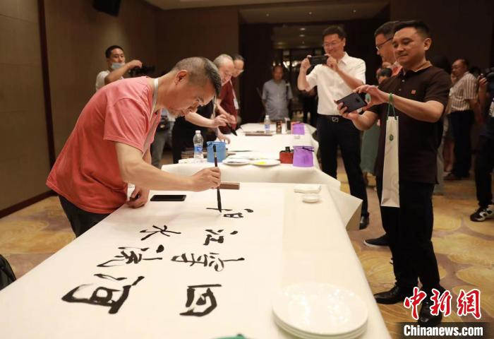 启动仪式上，书画名家现场创作作品。　王磊 摄