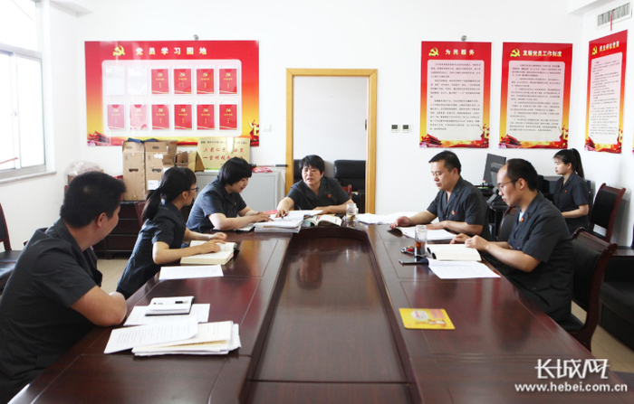 衡水市中级人民法院刑事审判庭法官正在对一起案件进行合议。