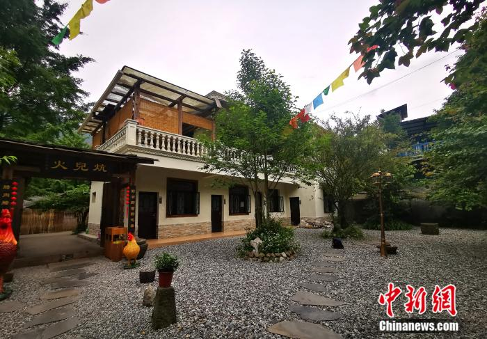 当地羌族特色民宿。 苑菁菁 摄