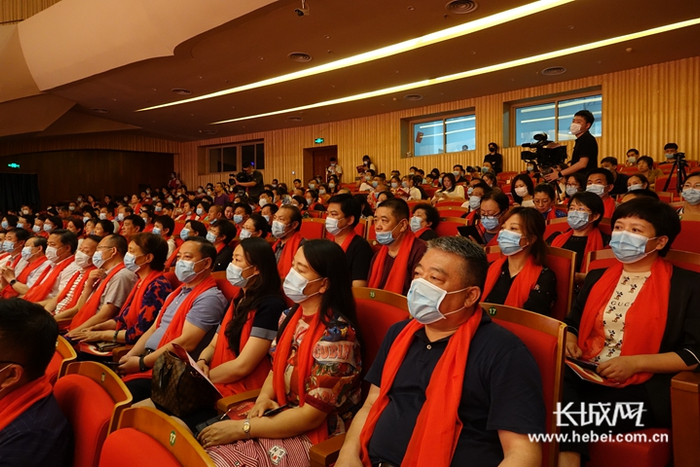 河北艺术职业学院改编创作的交响乐版《岁月征程》在河北省艺术中心首演。长城网记者 张晓明 摄