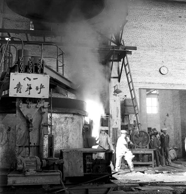 中国一拖八一青年炉，创造了在高温炉膛里清理炉渣时间最长的全国纪录（中国一拖集团有限公司供图）