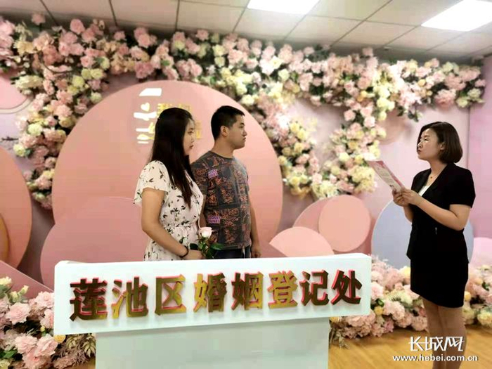 保定莲池区婚姻登记处的颁证仪式。长城网记者 刘澜澜 摄