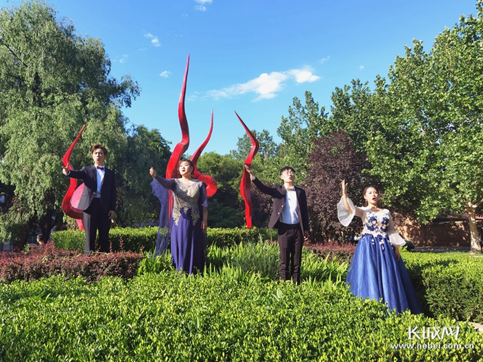 廊坊师范学院版《岁月征程》MV拍摄现场。廊坊师范学院/供图