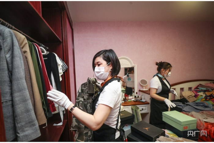 正在工作的整理收纳师（央广网记者 韩靖 摄）