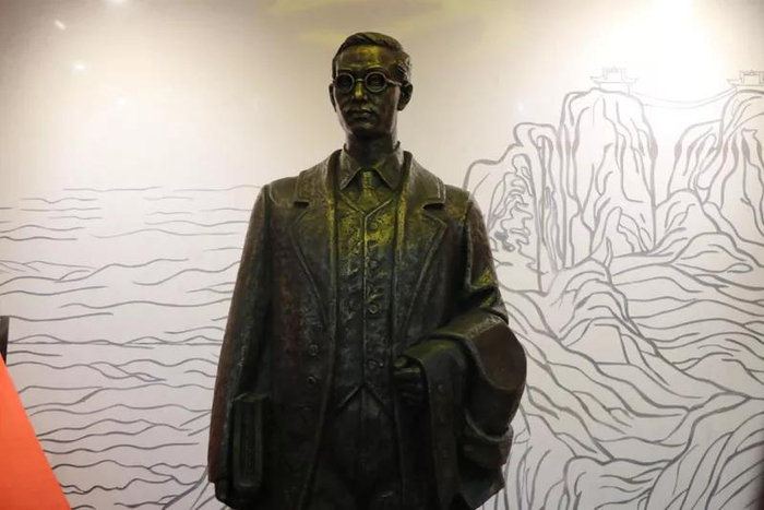 王右木纪念馆内的王右木纪念雕塑