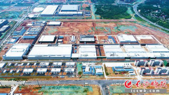 从高空俯瞰湖南三安半导体项目，白色厂房鳞次栉比。通讯员 供图
