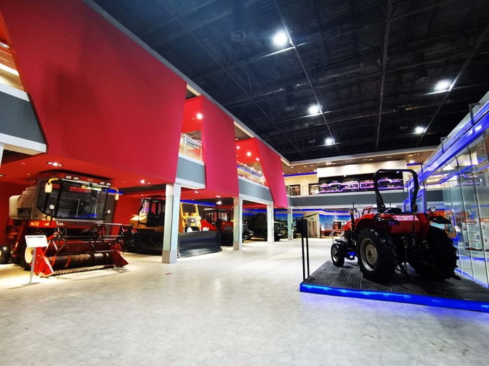 中国一拖东方红农耕博物馆汇集了各个时期不同型号的东方红拖拉机（杨芬 摄）