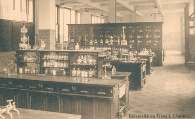 20世纪20年代沙勒罗瓦劳动大学化学实验室图片。 　　资料图片